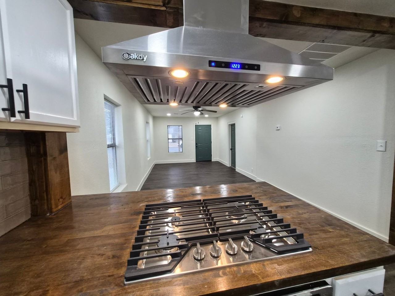 1409 Summit St - Photo 6 of 15