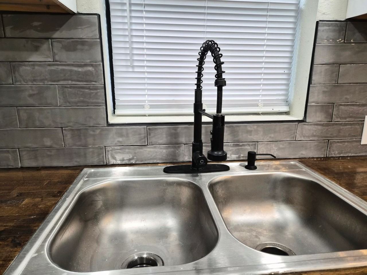 1409 Summit St - Photo 7 of 15