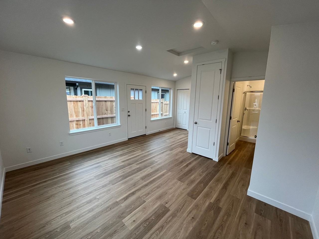 598 Ne Arnold Rd - Photo 3 of 8