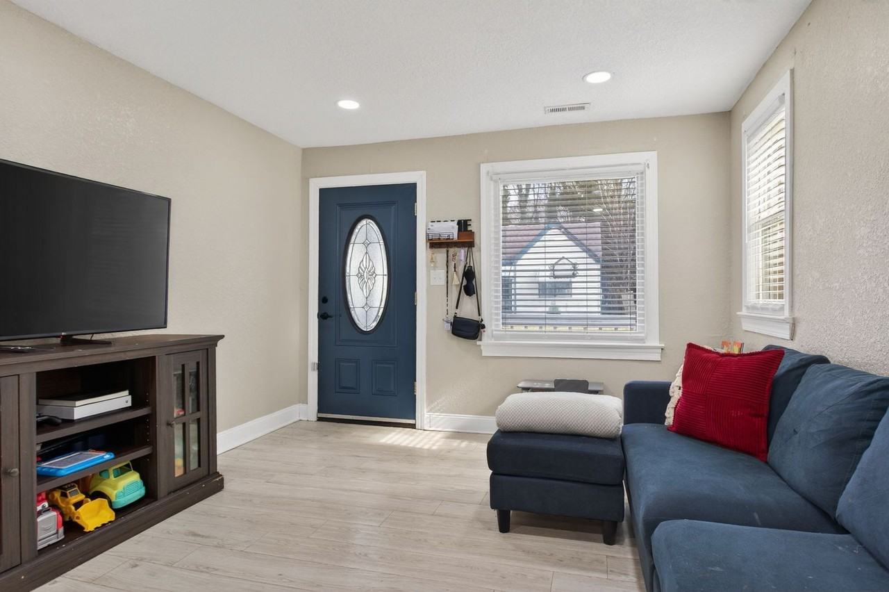 2210 Pearl St - Photo 4 of 25