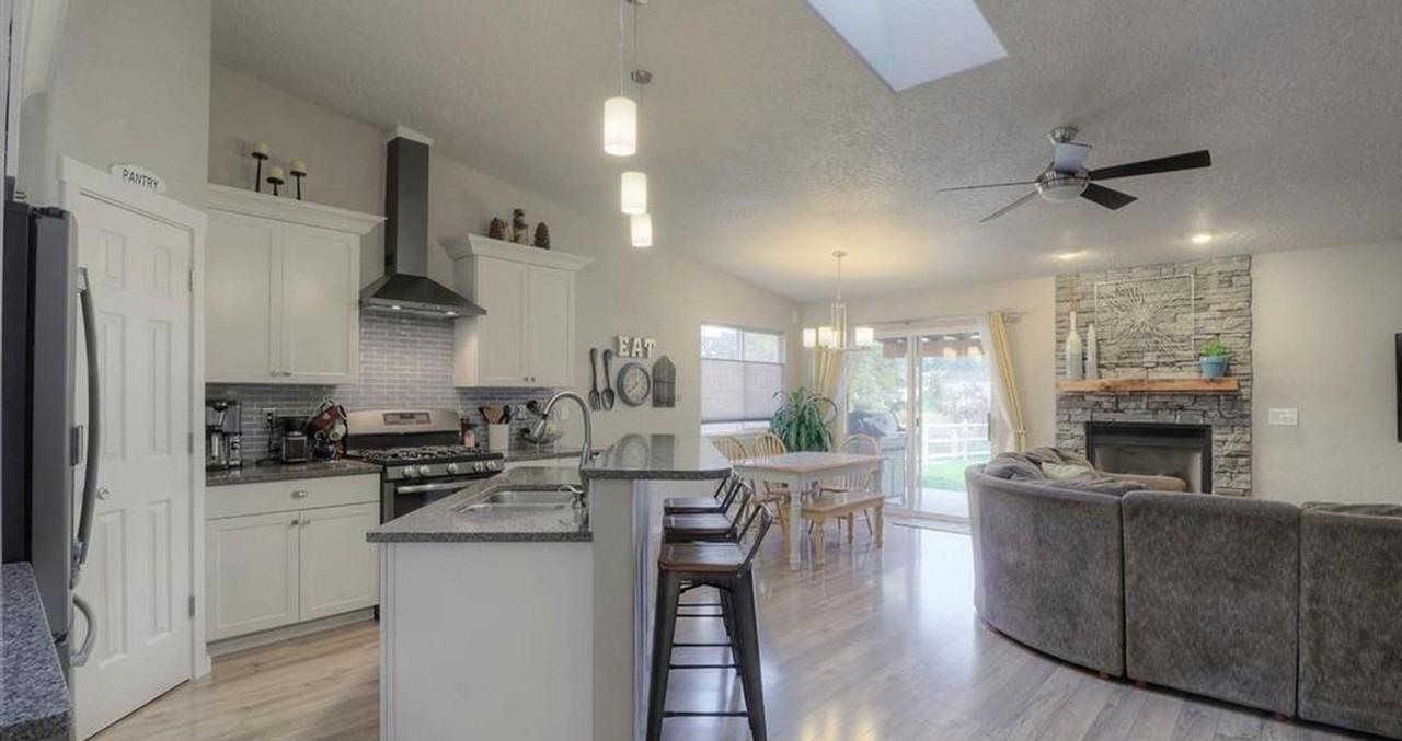 922 E Cembra St - Photo 2 of 9