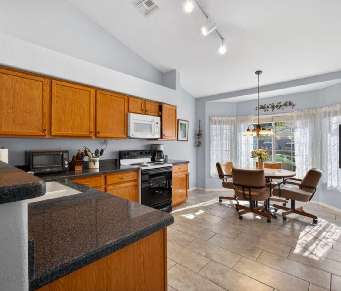 552 E Jasper Dr - Photo 4 of 24