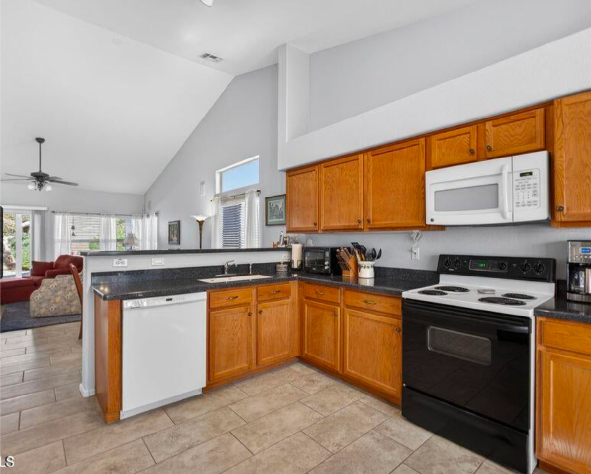 552 E Jasper Dr - Photo 7 of 24