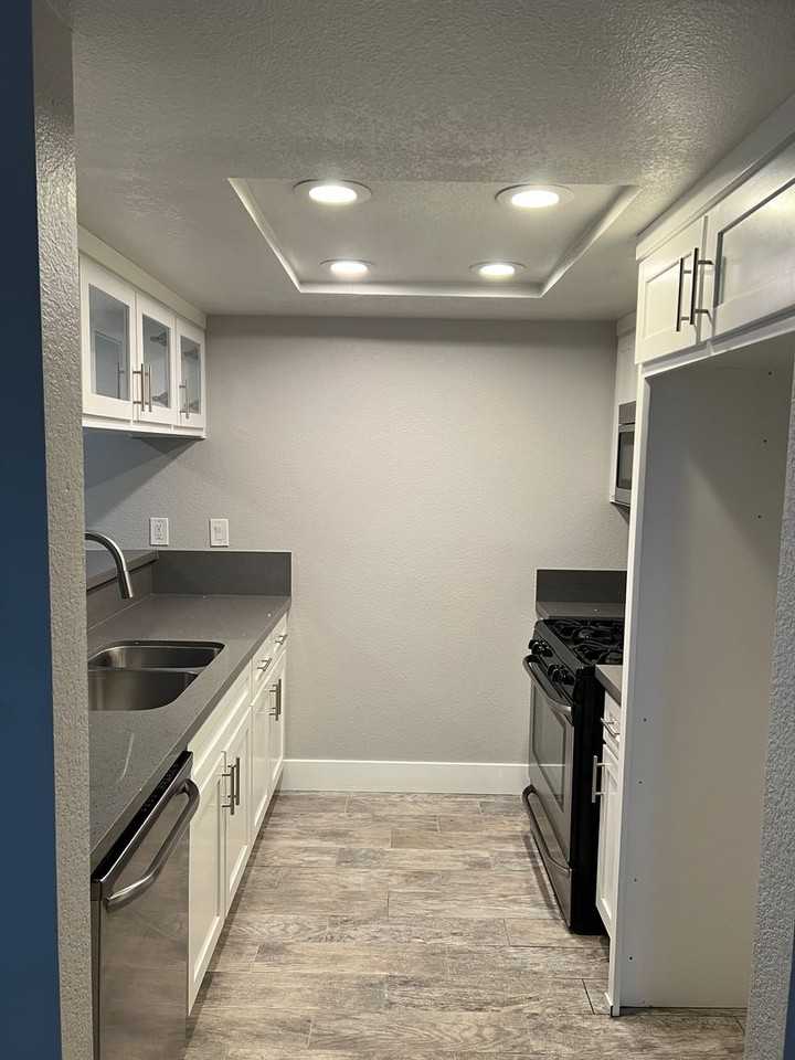 642 W. Maple Ave. Apts. - Photo 2 of 27