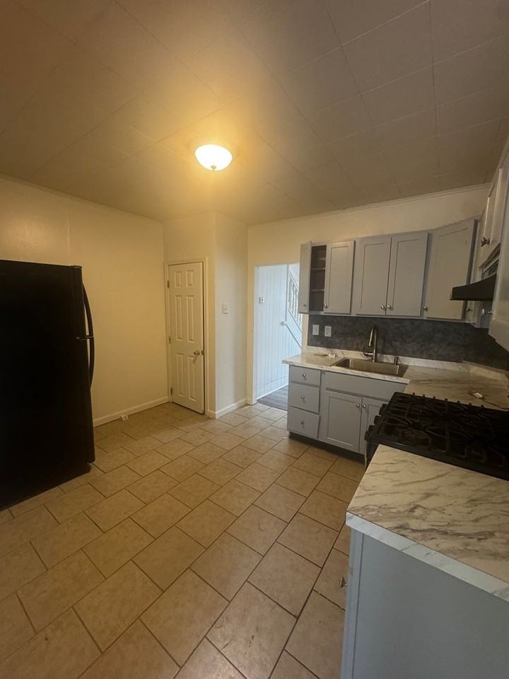 848 Elliger St - Photo 5 of 10