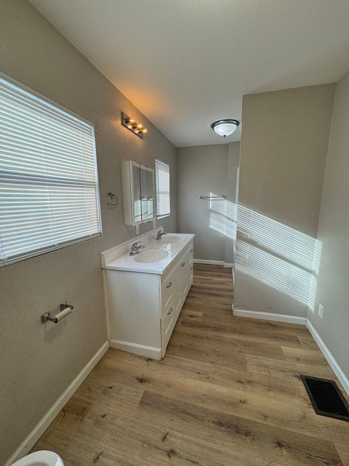 209 W Deyoung St - Photo 6 of 9