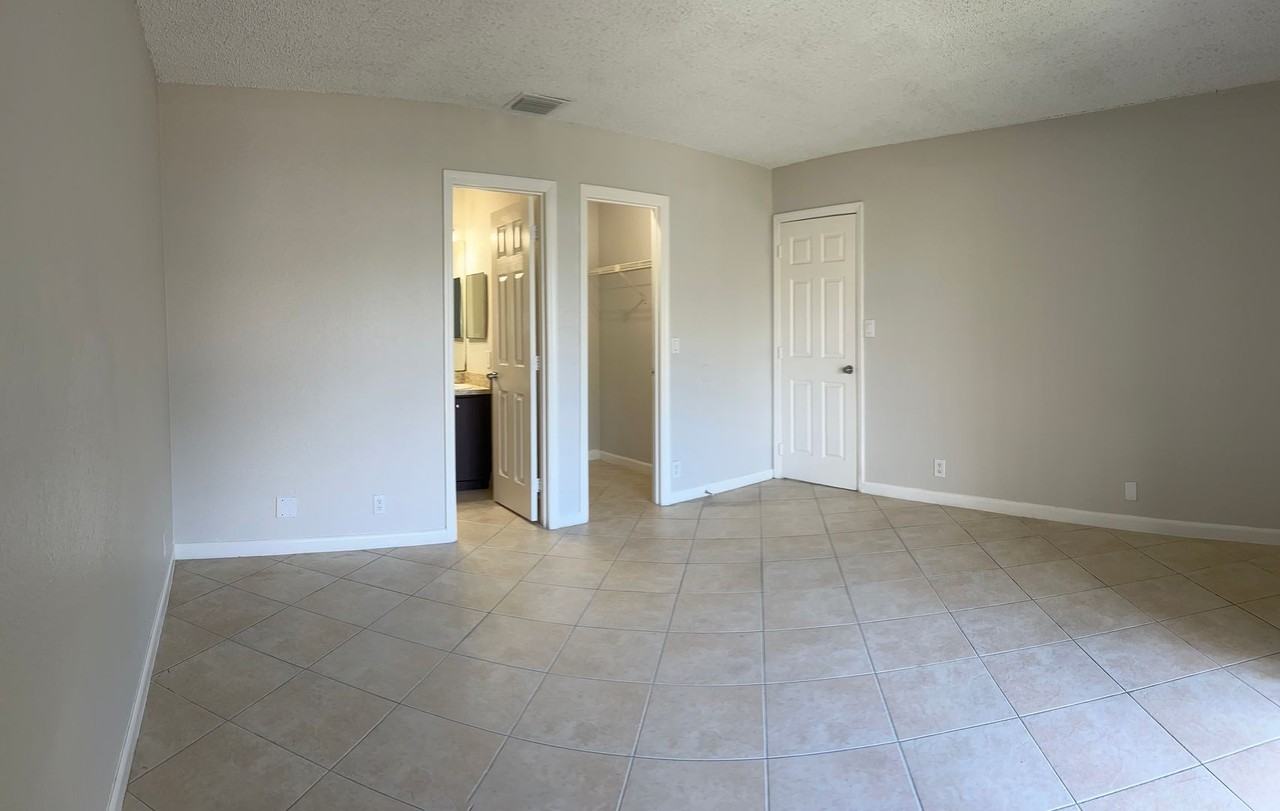 11565 Nw 45th St - Photo 4 of 12