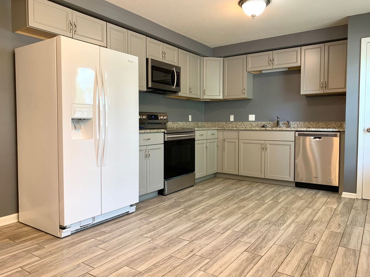 212 Bradley Ct - Photo 4 of 20