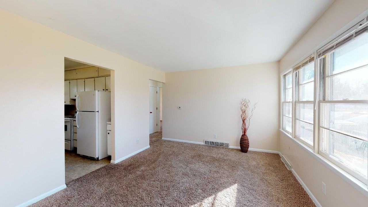 2226 Melrose Ave - Photo 2 of 16