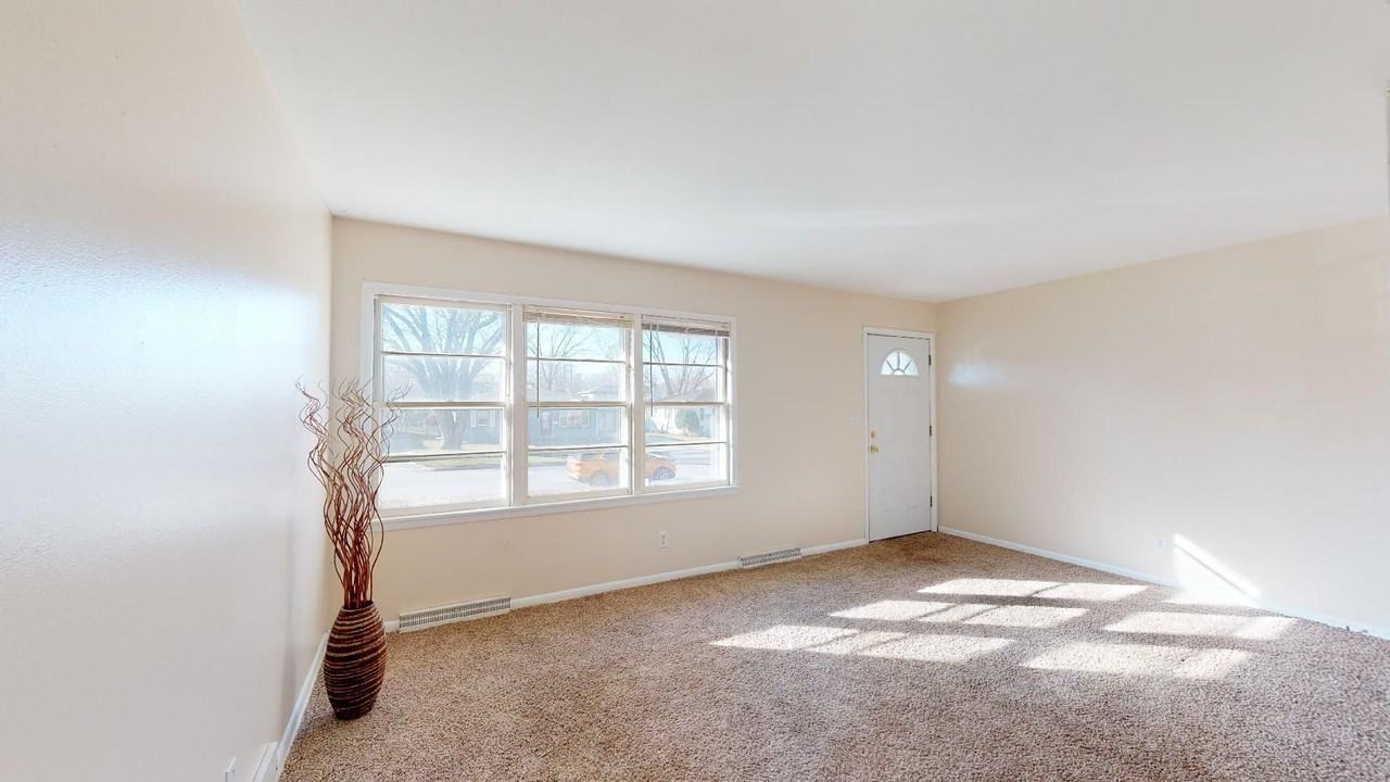 2226 Melrose Ave - Photo 4 of 16