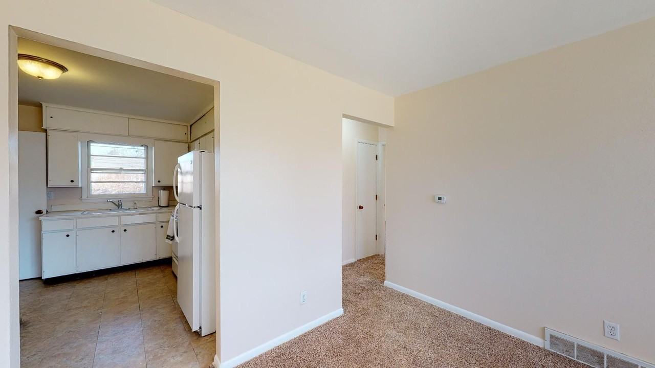 2226 Melrose Ave - Photo 5 of 16