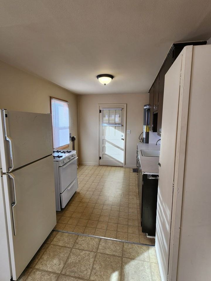 216 E Denver St - Photo 3 of 19