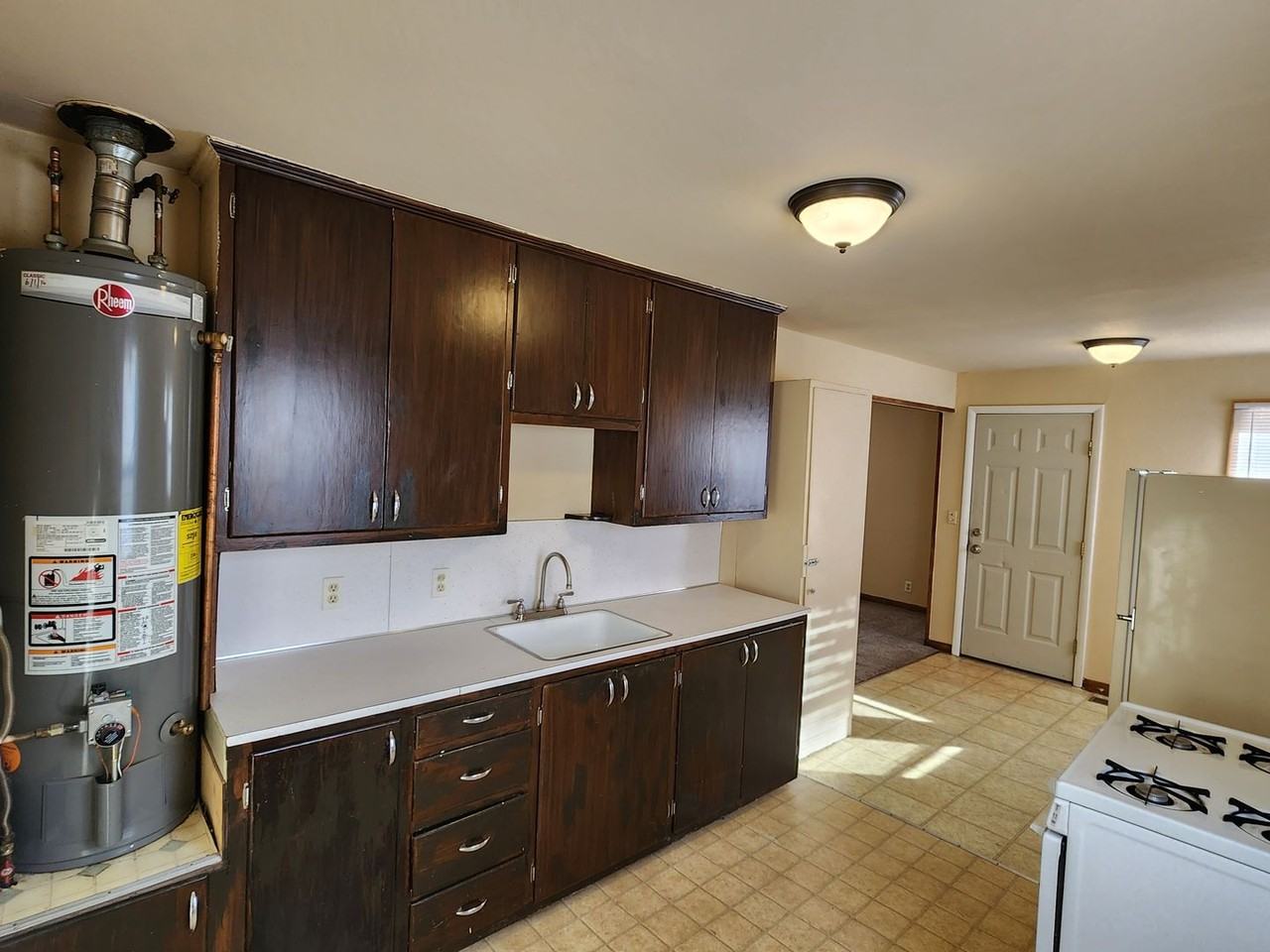 216 E Denver St - Photo 4 of 19