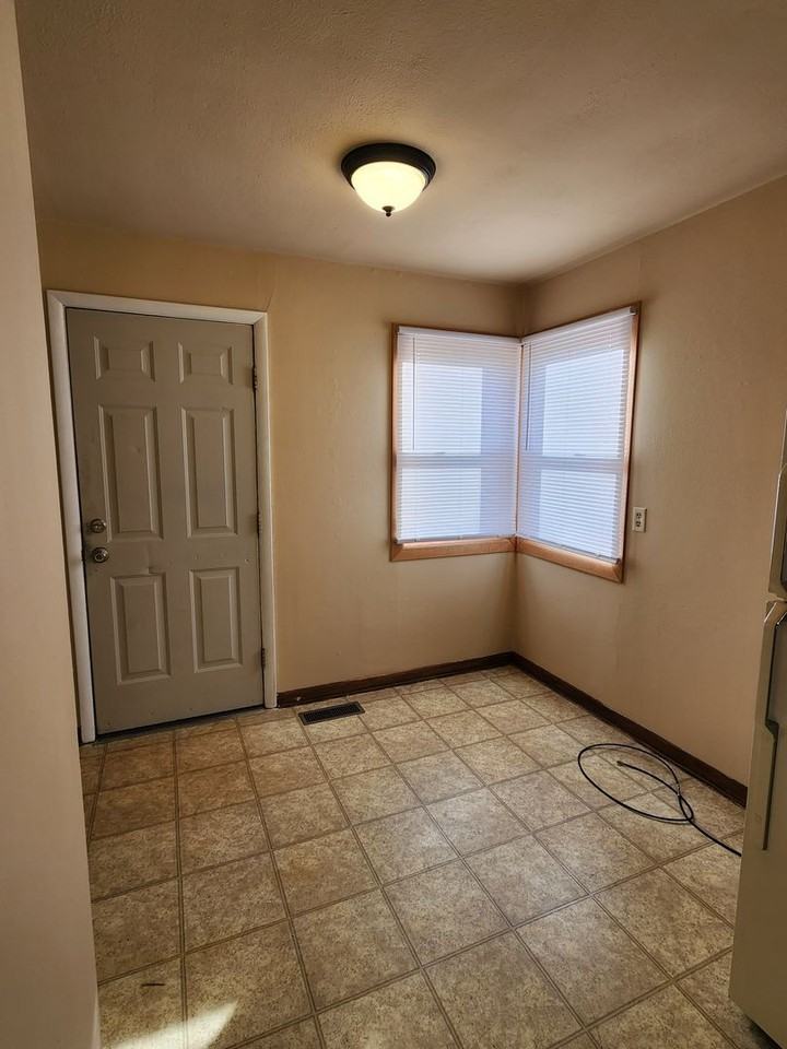 216 E Denver St - Photo 6 of 19