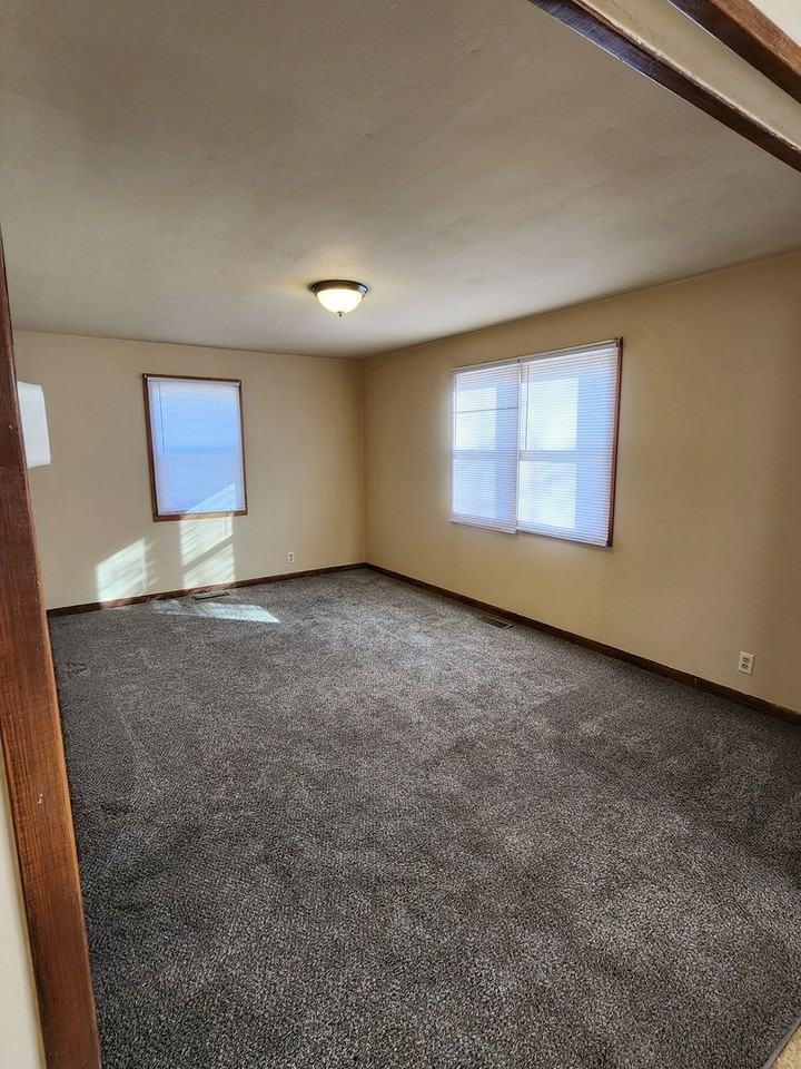 216 E Denver St - Photo 7 of 19