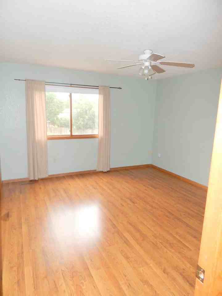 718 Justice Dr - Photo 3 of 18