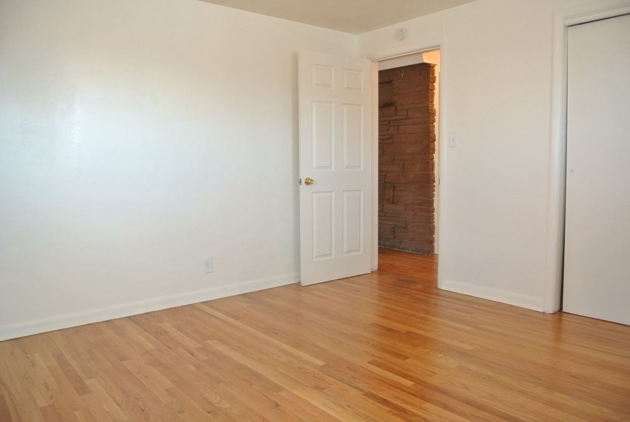 5561 Niagara St - Photo 2 of 31