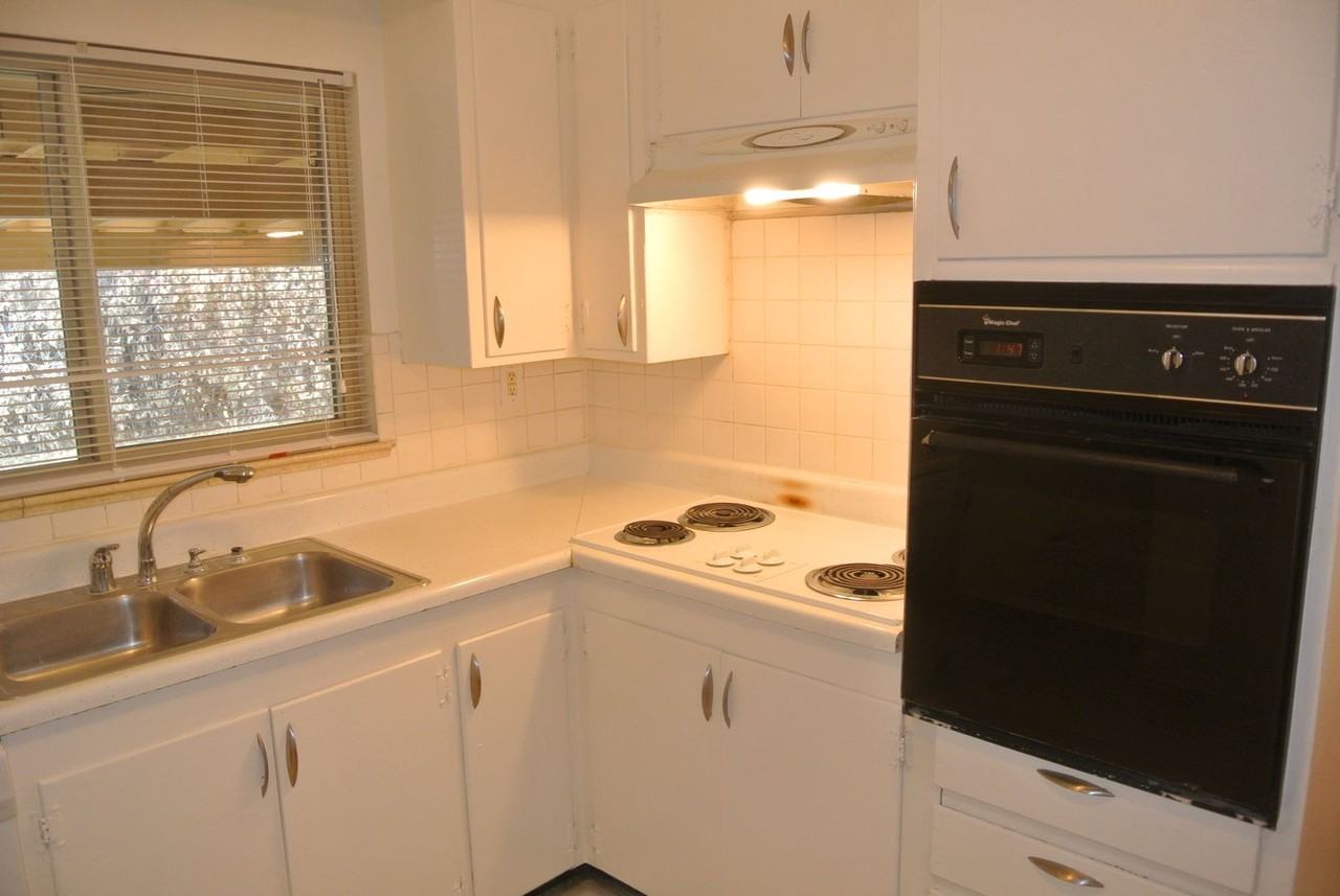 5561 Niagara St - Photo 3 of 31