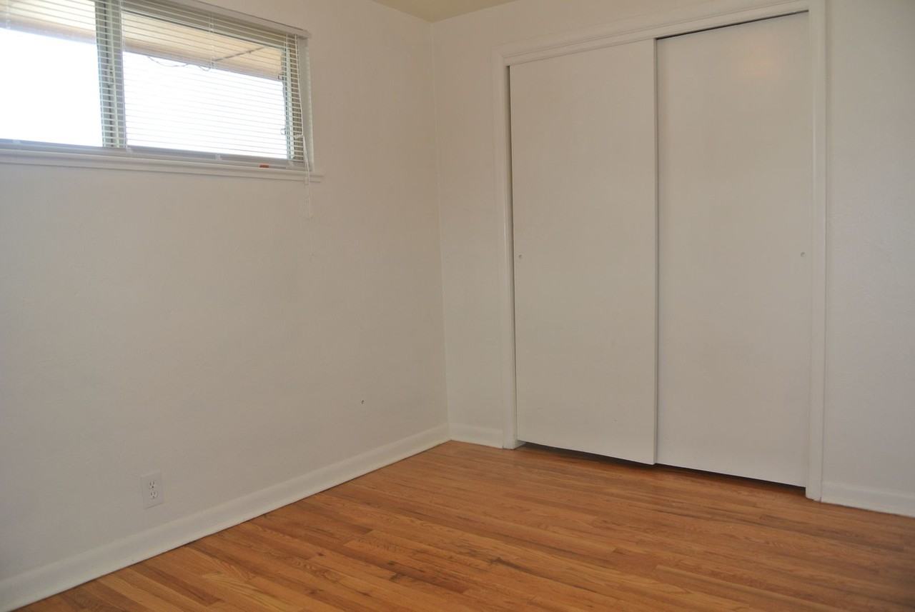 5561 Niagara St - Photo 7 of 31