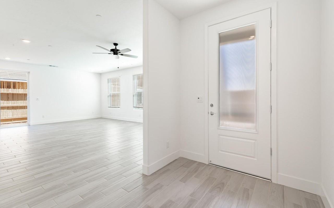 2834 E Tamarind Dr - Photo 3 of 29