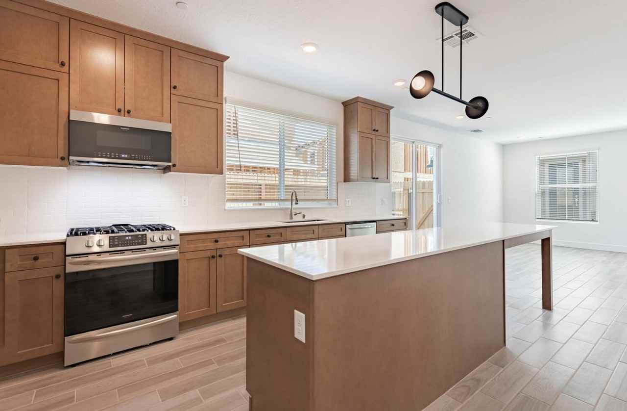 2834 E Tamarind Dr - Photo 3 of 29