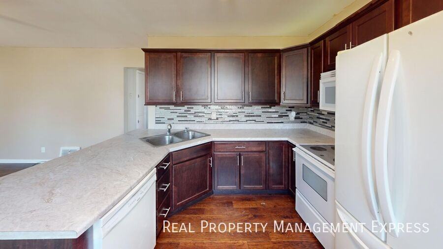 609 S Lyndale Ave - Photo 2 of 12