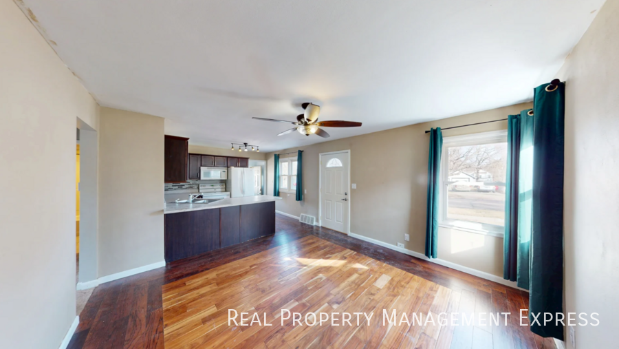 609 S Lyndale Ave - Photo 4 of 12