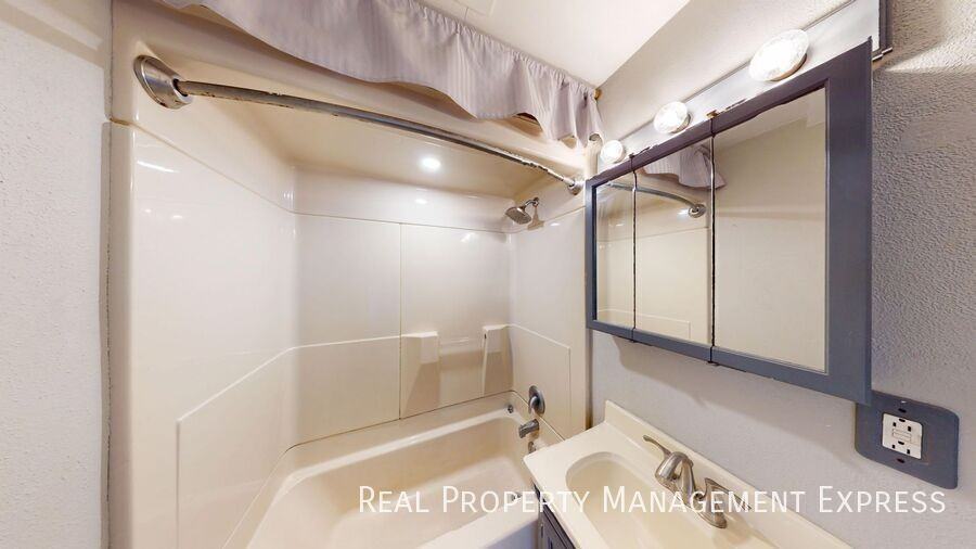 609 S Lyndale Ave - Photo 7 of 12