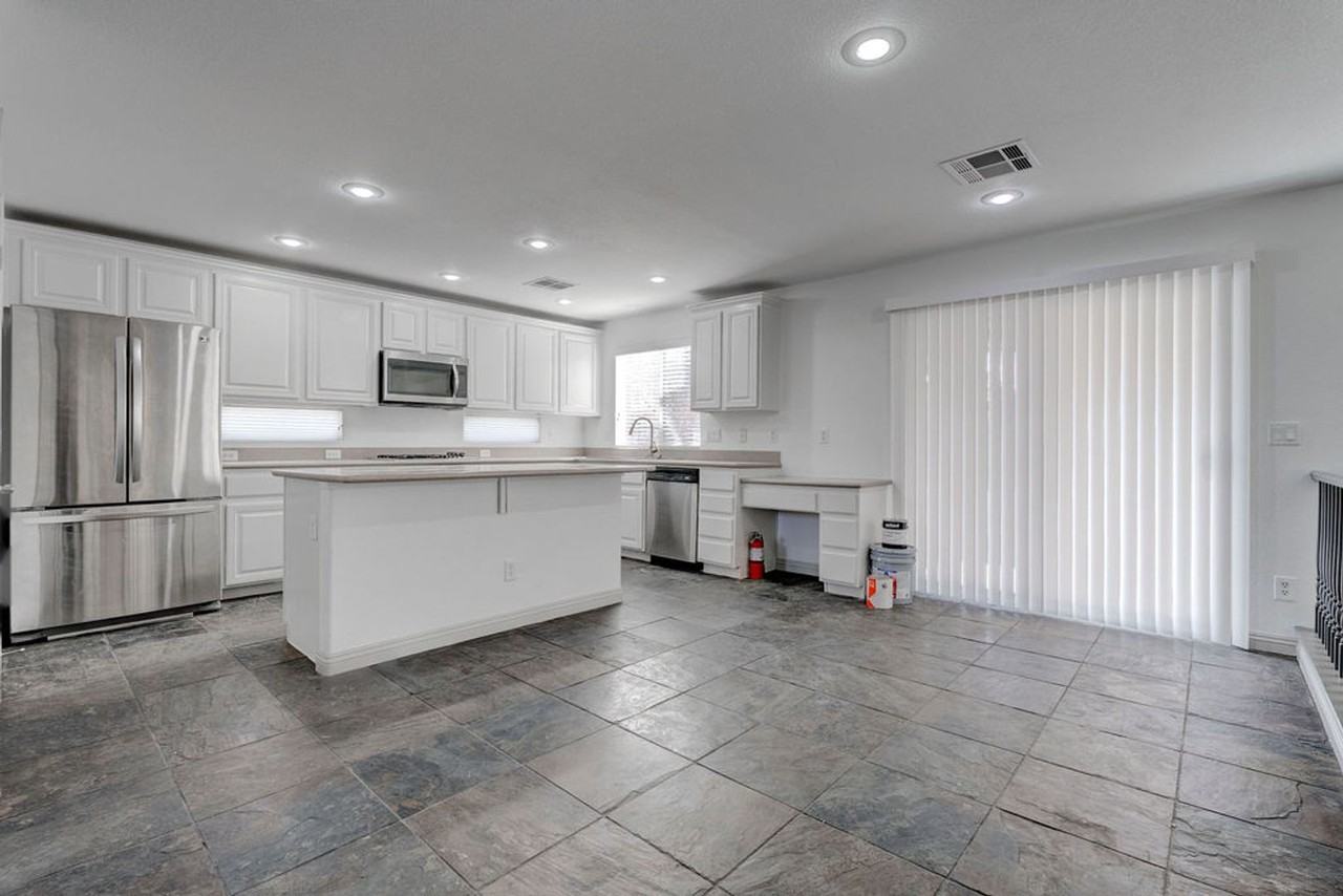 9931 Rockside Ave - Photo 6 of 50