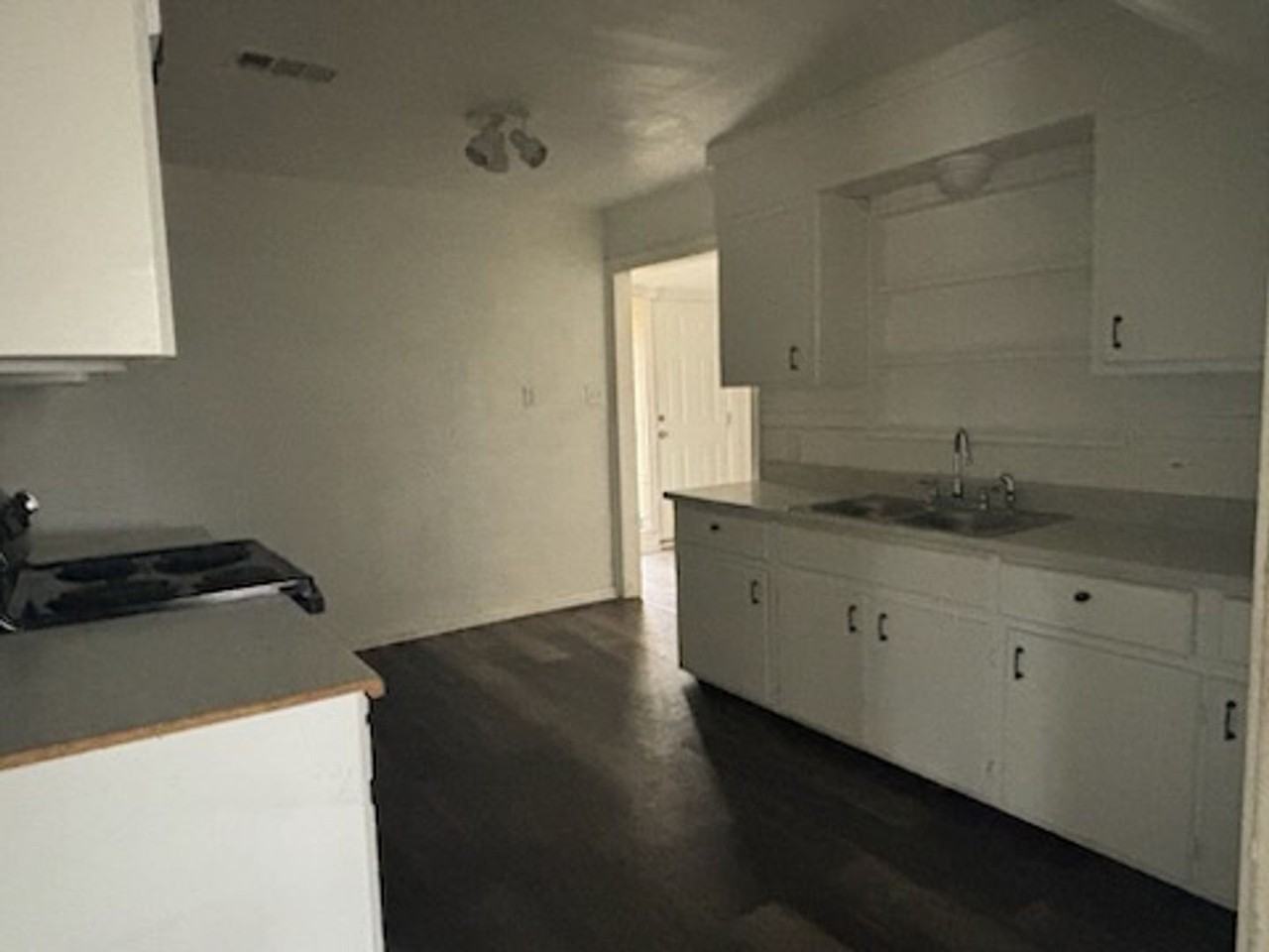 1652 Kentwood Dr - Photo 3 of 13