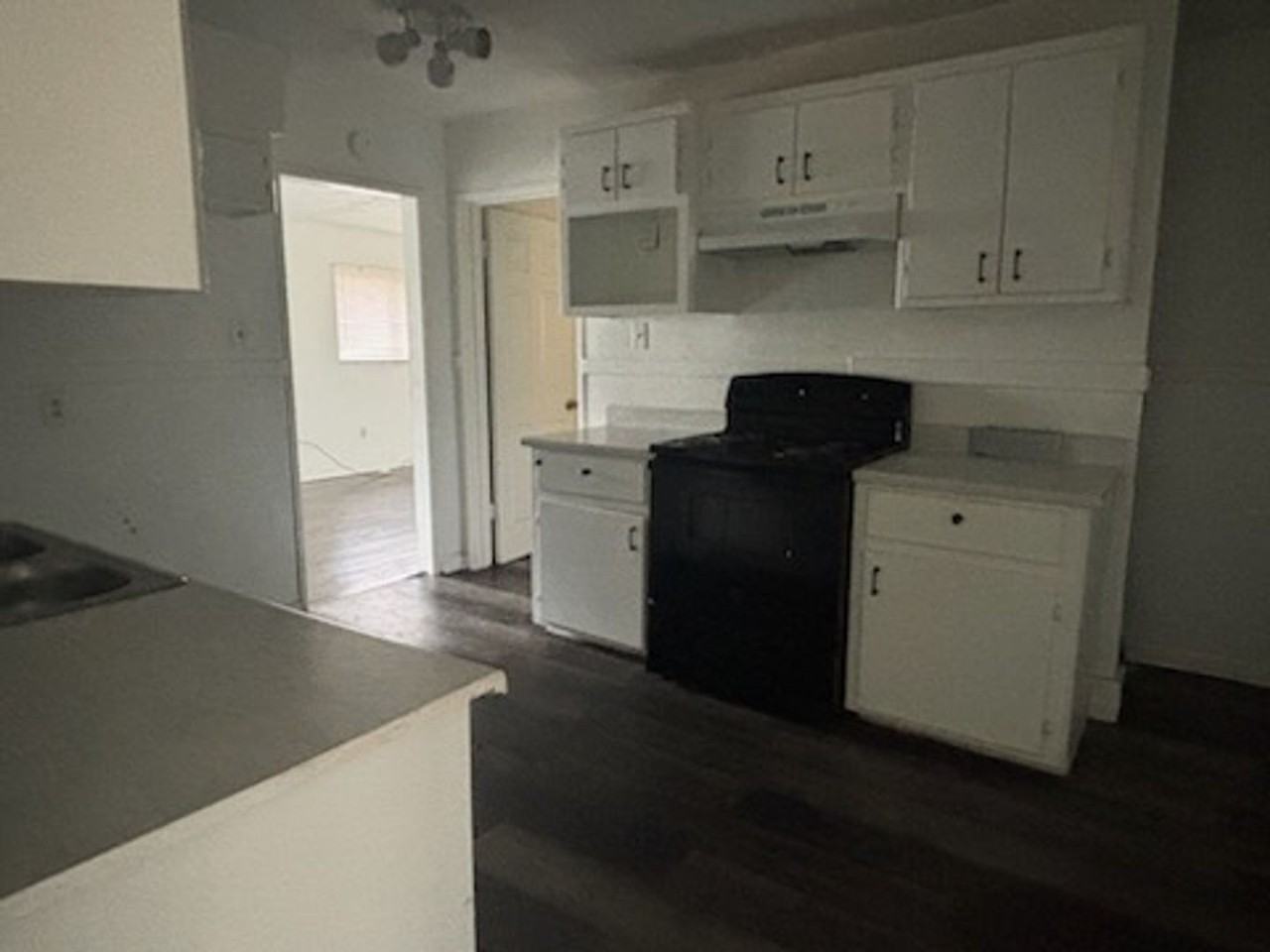 1652 Kentwood Dr - Photo 4 of 13