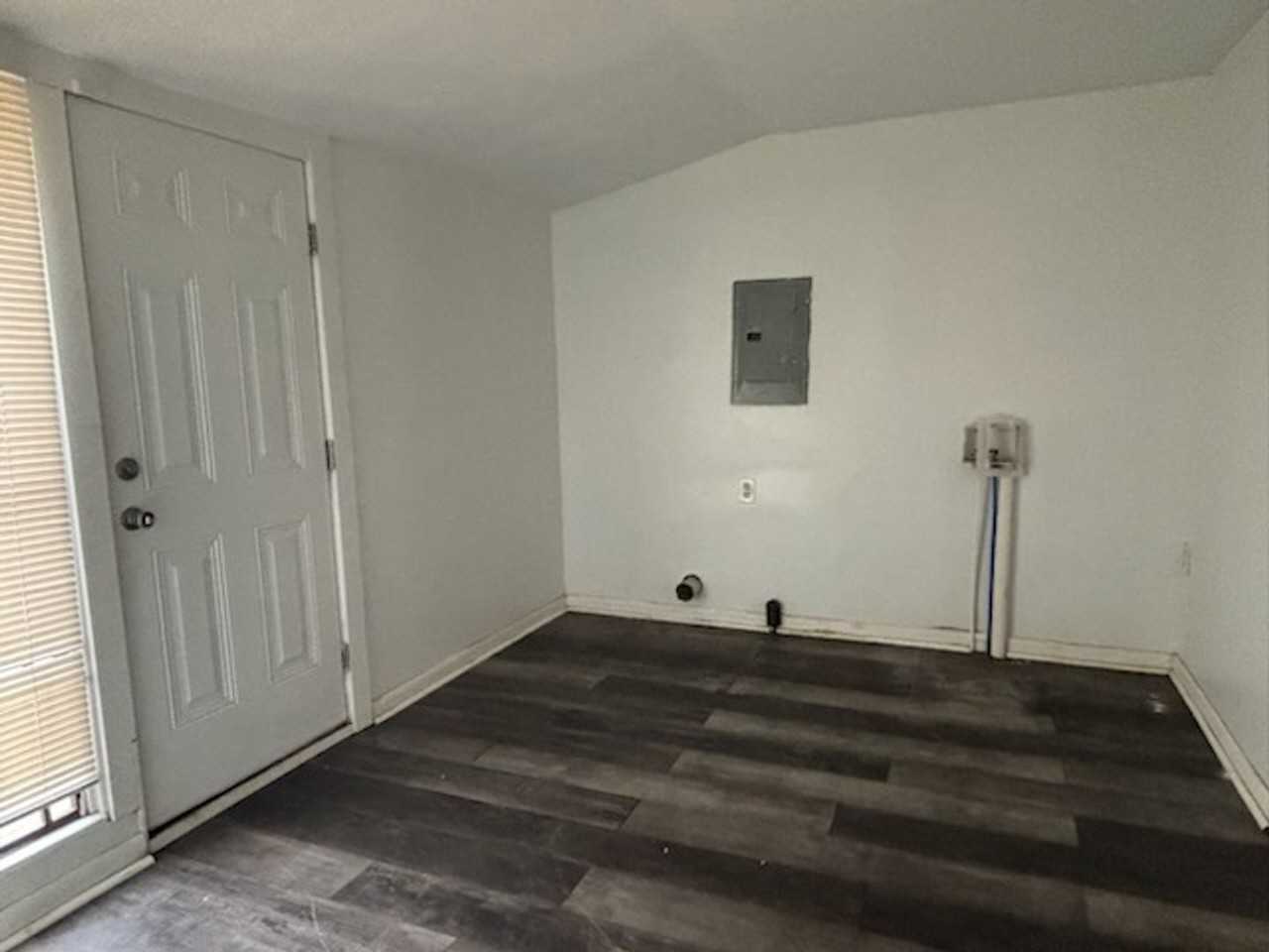 1652 Kentwood Dr - Photo 6 of 13