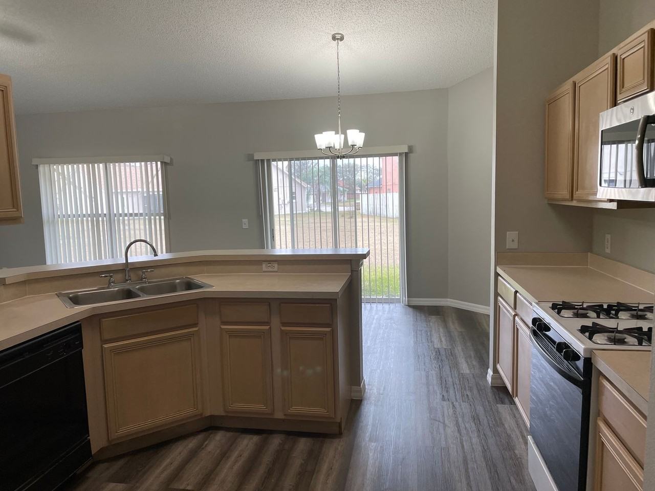 5422 Harmony Ln - Photo 7 of 38