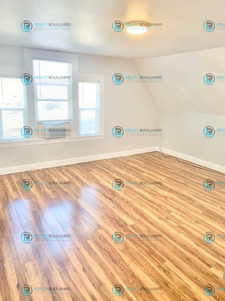 662 1/2 Eureka Ave - Photo 4 of 15