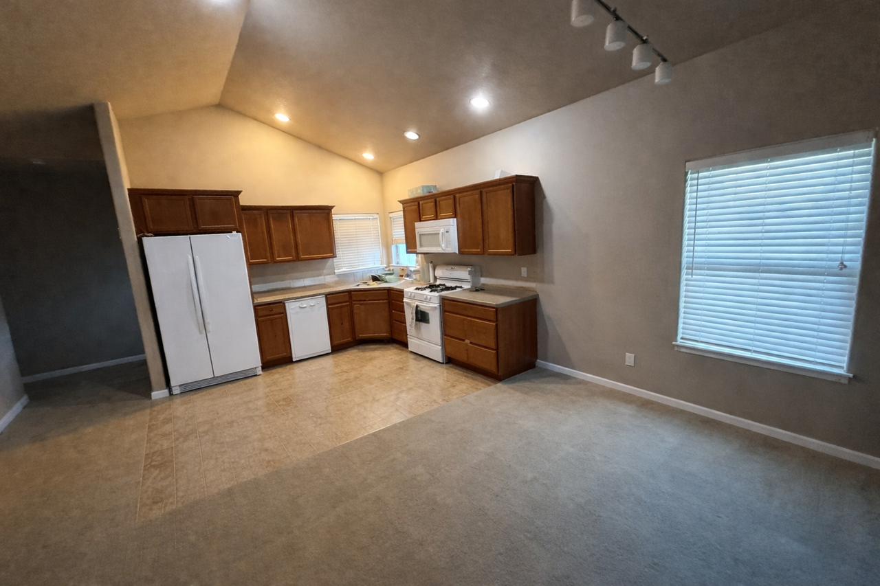 63733 Hunters Cir - Photo 2 of 8