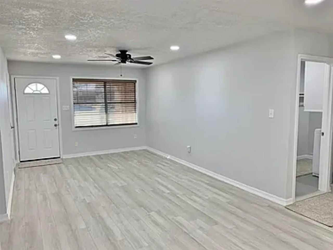 128 Ne Babbit St - Photo 3 of 13