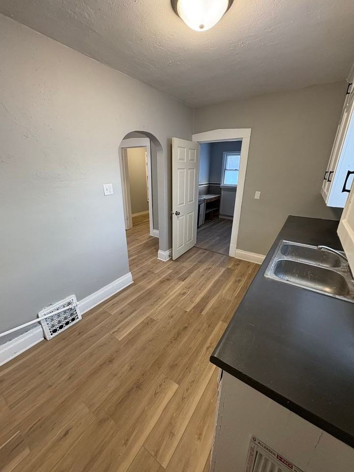 555 W Wellington St - Photo 4 of 12