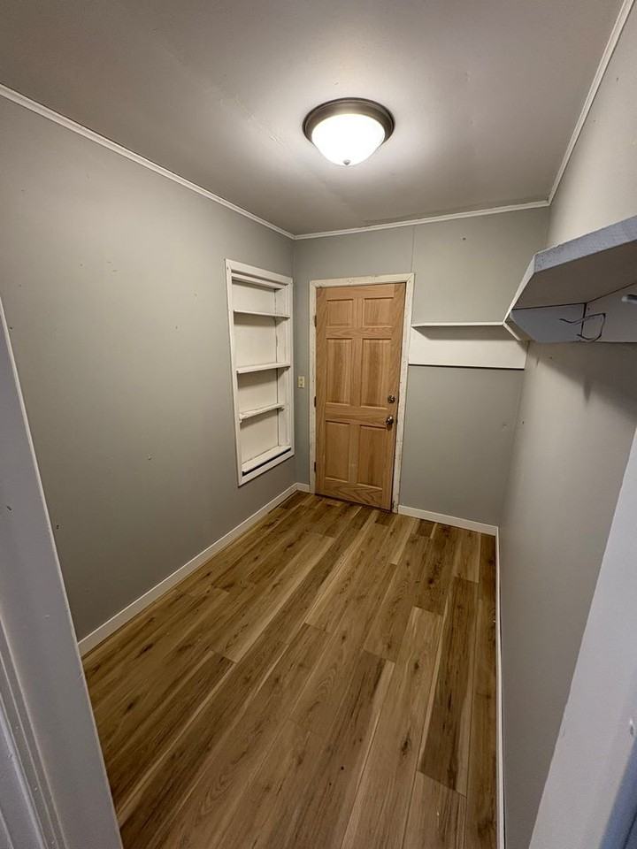 555 W Wellington St - Photo 5 of 12