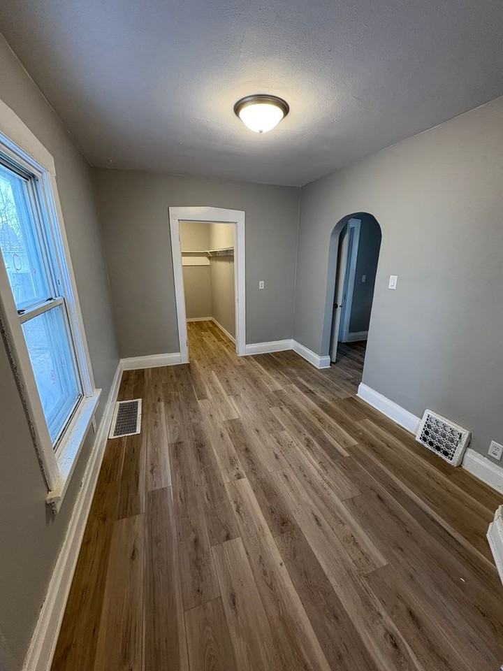 555 W Wellington St - Photo 6 of 12