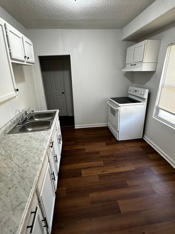 4904 Brooklyn Ave - Photo 5 of 11