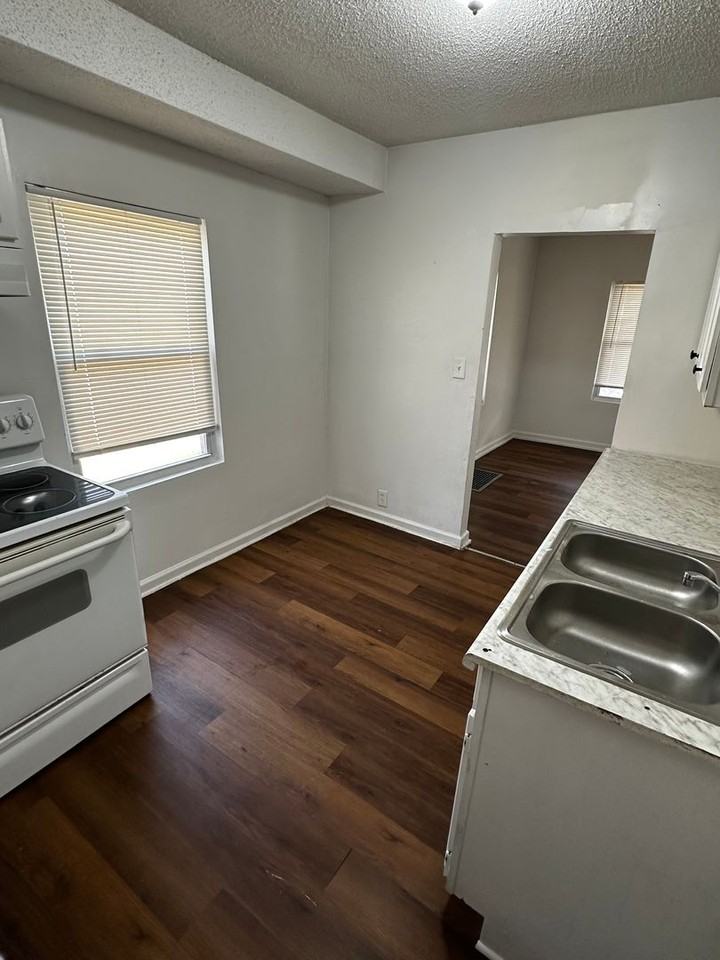 4904 Brooklyn Ave - Photo 6 of 11