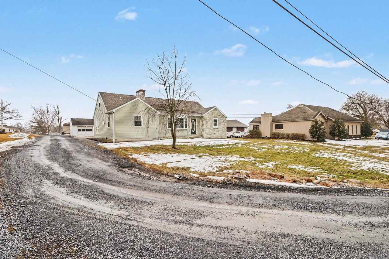 5885 Avis Ln - Photo 4 of 32