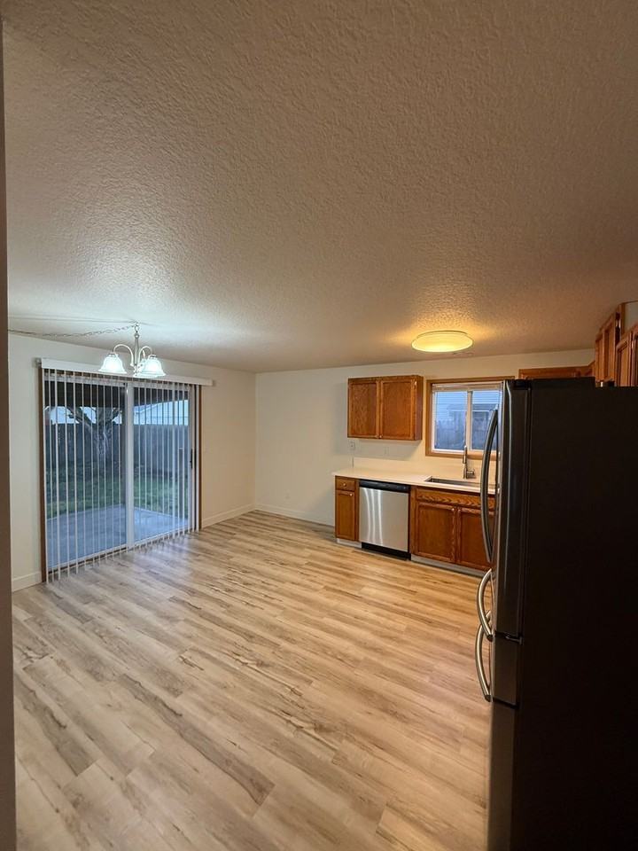 15210 Ne 50th St - Photo 5 of 10