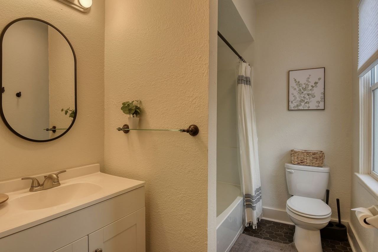 1208 W Providence Ave - Photo 4 of 6