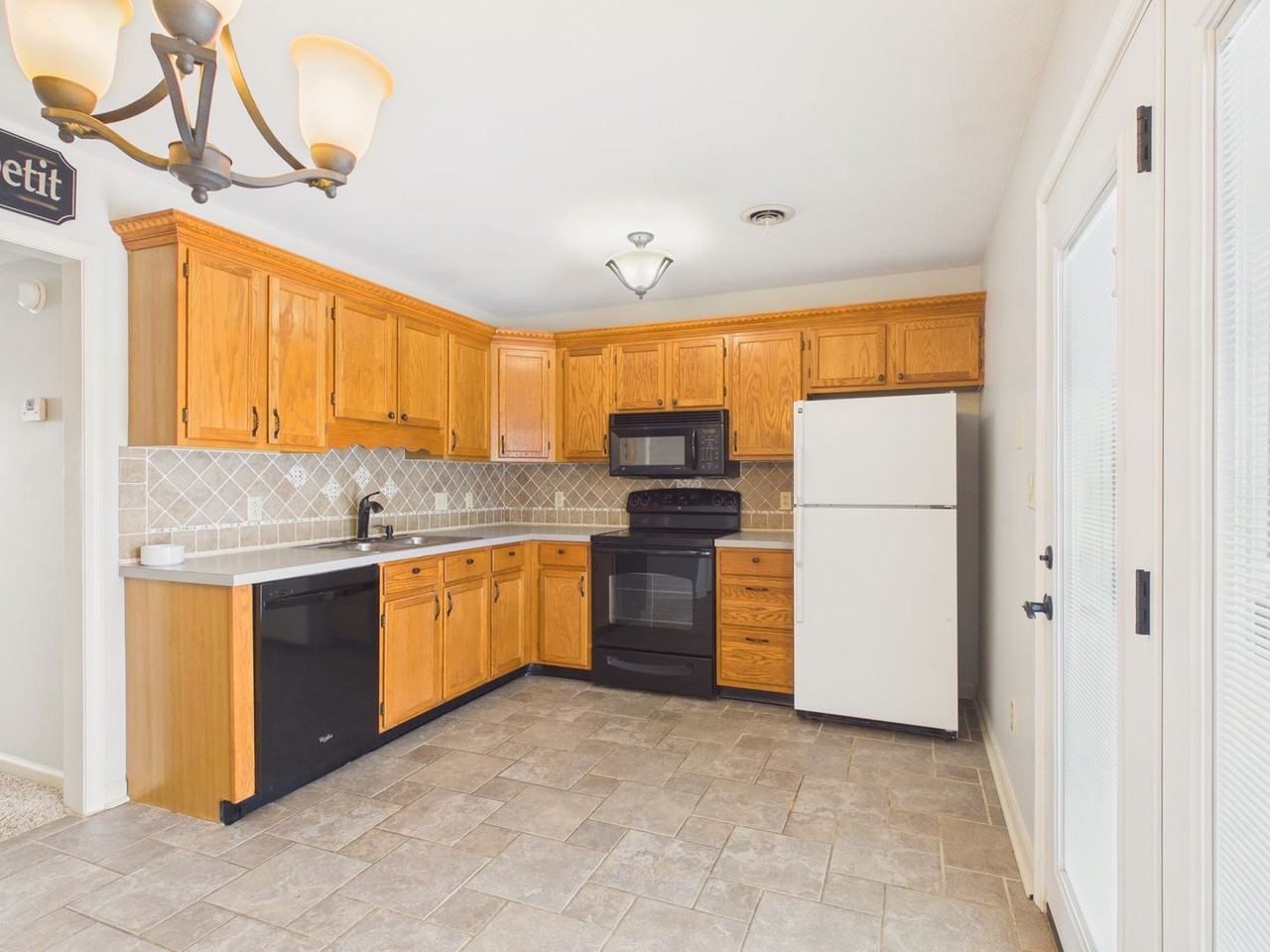 108 Easterly Dr - Photo 4 of 23