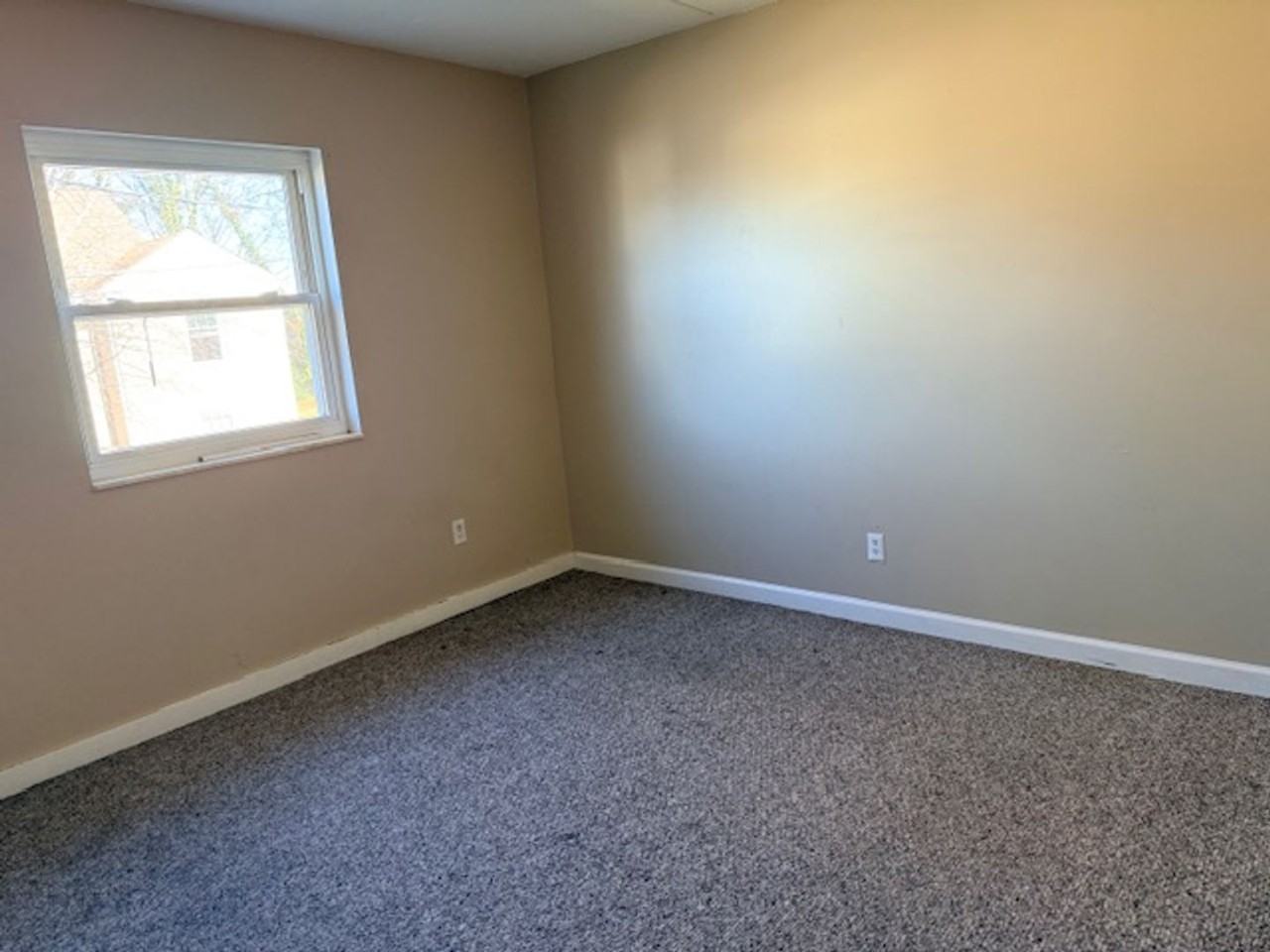 754 Lawrence Ave - Photo 5 of 6