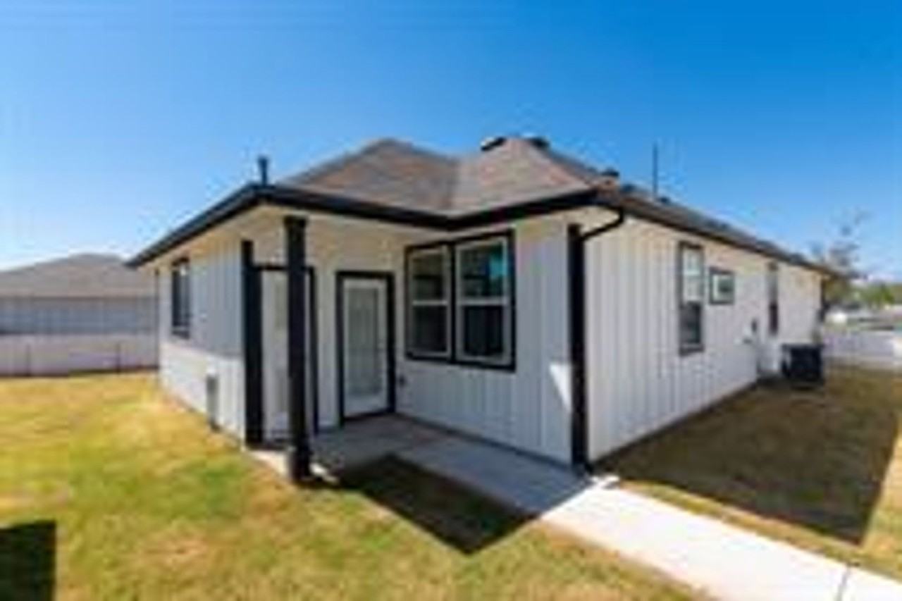 350 Fabion St - Photo 4 of 12