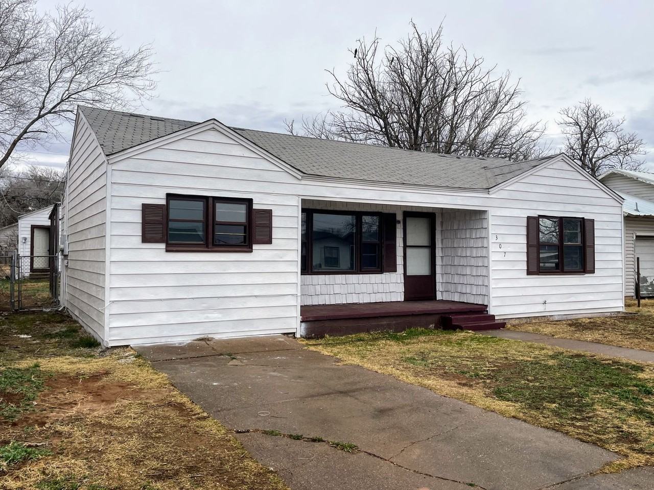 307 34th St - Photo 3 of 20