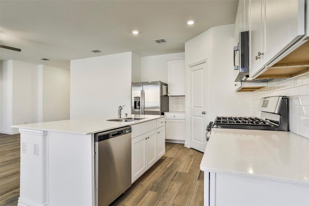 932 Dustwood Dr - Photo 2 of 27