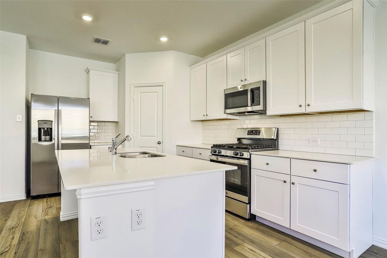 932 Dustwood Dr - Photo 3 of 27